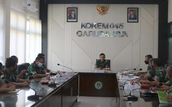 Danrem 045/Gaya Kolonel Inf Ujang Darwis, MDA., mengikuti kegiatan Taklimat Awal Pengawasan Post Audit Itjenad Tahun 2022 untuk jajaran Kodam ll/Swj, melalui Video Confrence. dari Makorem di Pangkalpinang, Babel, (FOTO/PENREM GAYA)