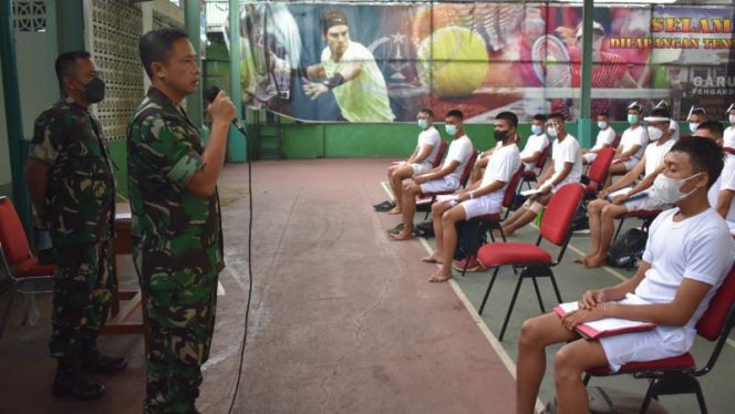 Kasipers Kasrem 042/Gapu Letkol Kav Didi Carsidi, S.Sos, M.I.Pol., saat memberikan pengarahan kepada peserta Seleksi Calon Tamtama TNI AD Gelombang I Tahun 2022, di Balai Prajurit Makorem 042/Gapu, Kota Jambi.**
