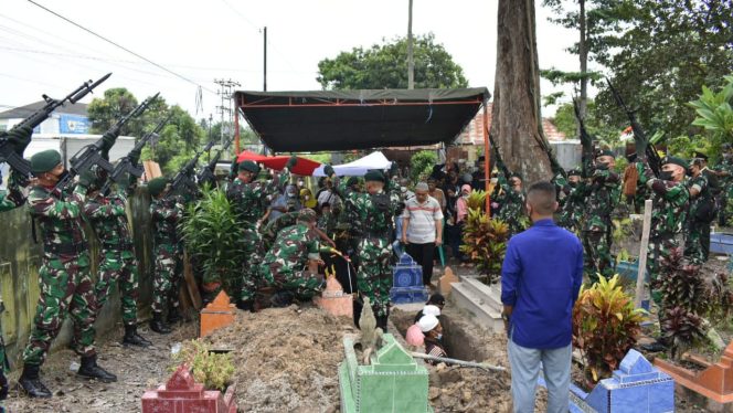 Komandan Kodim 0415/Jambi Kolonel Czi Sriyanto,M.I.R.,M.A., pimpin pemakaman Militer Sertu Saharuddin yang di kebumikan di TPU Lubuk Raman Kasang Jaya, Kota Jambi. (SRIWIJAYADAILY)