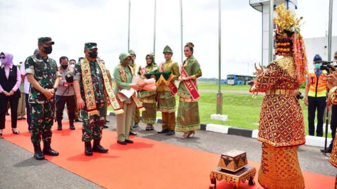 Kepala Staf Angkatan Darat (Kasad) Jenderal TNI Dudung Abdurachman dan isteri disambut dengan Tari Gending Sriwijaya. ** 