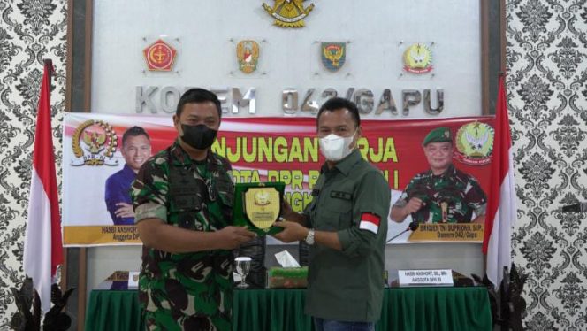 Komandan Korem 042/Garuda Putih Brigjen TNI Supriono, S.IP., M.M terima Anggota DPR RI Komisi I Hasbi Ansory, SE., MM di Ruang Rapat Lt. 2 Makorem,  Kota Jambi. **