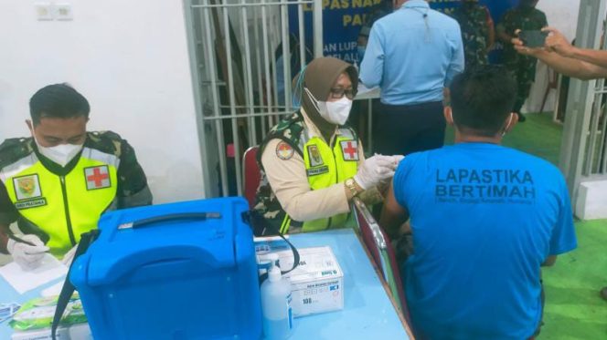 Vaksinasi serentak yang dilaksanakan oleh Korem 045/Garuda Jaya.**