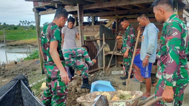 Satgas Pamtas RI-PNG Yonif 711/Rksmembantu warga membuatkan jamban warga di Kampung Koya, Distrik Koya Timur, Jayapura.**
