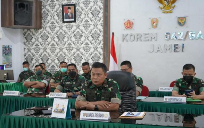 Komandan Korem 042/Gapu Brigjen TNI Supriono, S.IP., M.M., mengikuti Vicon bersama dengan Pangdam II/Swj Mayjen TNI Agus Suhardi membahas tentang percepatan vaksinasi Covid-19 selama bulan puasa (SRIWIJAYADAILY/PENREM GAPU)