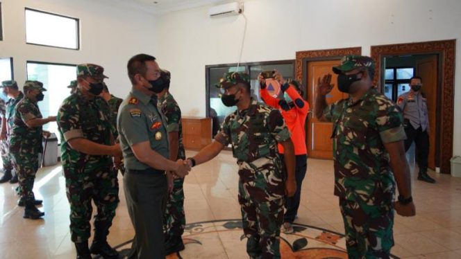 Danrem 042/Gapu bersama Dandim jajaran saat mengantar keberangkatan Pangdam II/Swj Mayjen TNI Agus Suhardi ke Palembang di Bandara Sultan Thaha Lama usai memimpin Pengamanan VVIP Kunjungan Kerja (Kunker) Presiden RI Joko Widodo ke Provinsi Jambi (PENREM GAPU)
