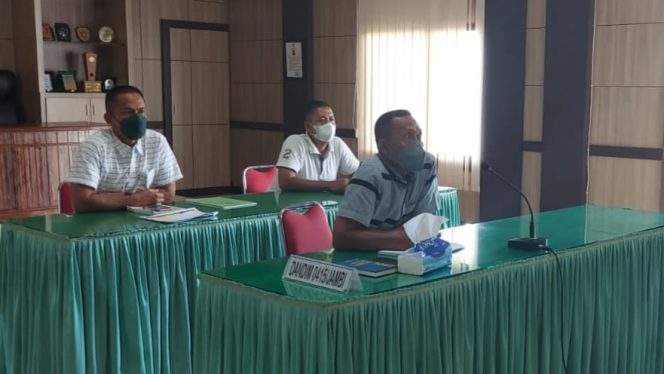 Kasdim Letkol Inf Tri Nugroho, S.Pd di dampingi Pasiter Mayro Inf Beni  mengikuti Rapat Koordinasi dengan Aster Panglima TNI, Mayjen TNI Sapriadi melalui zoom meeting dari ruang data Kodim 0415/Jambi, Jl. Untung Suropati, Jelutung, Kec. Kota Baru, Kota Jambi (SRIWIJAYADAILY/SITERDIMJBI)