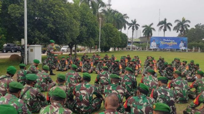 Dandim 0415/Jambi Kolonel Czi Sriyanto, M.I.R.,M.A sedang memberikan pengarahan kepada personel Pam Unjuk Rasa (SRIWIJAYADAILY/WIDI)