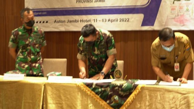 Penandatanganan MoU oleh Kadis DTPHP Provinsi Jambi Ir. Akhmad Maushul dan Danrem 042/Gapu Brigjen TNI Supriono, S.IP., M.M., Terkait Program Pembangunan Pertanian (SRIWIJAYADAILY/PENREM GAPU)