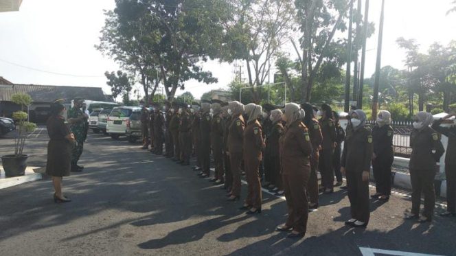 Anggota Koramil 413-06/Sungailiat Latih PNS Di Kejari Bangka Cara Baris Berbaris (SRIWIJAYADAILY/PENREM GAYA)