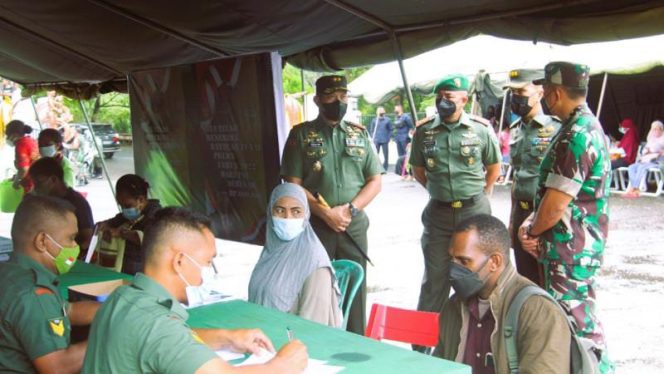 Pangdam XVII/Cenderawasih Mayjen TNI Teguh Muji Angkasa, S.E., M.M., Pantau Penyaluran BTPKLWN TNI Di Kodim 1701/Jayapura (SRIWIJAYADAILY/PENDAM CENDERAWASIH)