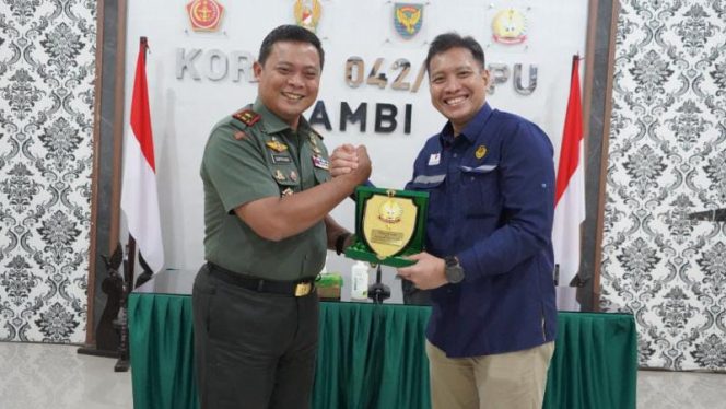 tukar cenderamata antara Kepala Perwakilan SKK Migas Sumbagsel dan Danrem 042/Gapu  (SRIWIJAYADAILY/PENREM GAPU)