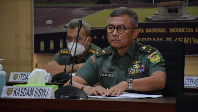 Kasdam II/Swj Brigjen TNI Gumuruh Winardjatmiko, S.E., M.B.A., ikuti Rapat Koordinasi Persiapan Launching Pemberian BLT-PKLW - TNI yang dipimpin Panglima TNI Jenderal TNI Andika Perkasa melalui Video Conference (SRIWIJAYADAILY/PENDAM SWJ)