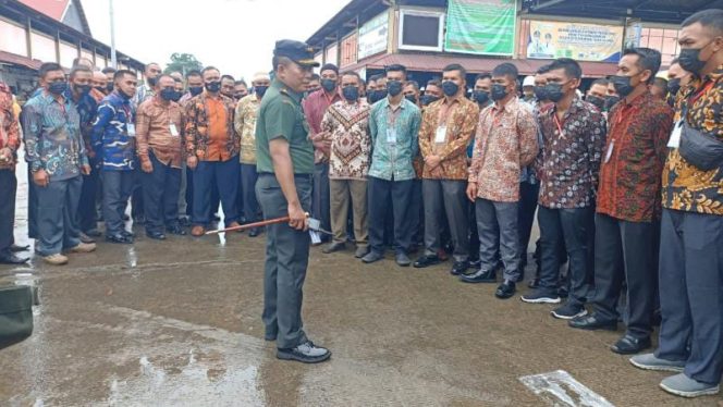 Dandim 0415/Jambi Kolonel Czi Sriyanto beri arahan kepada psk VVIP sebelum kunker Presiden RI ke Jambi