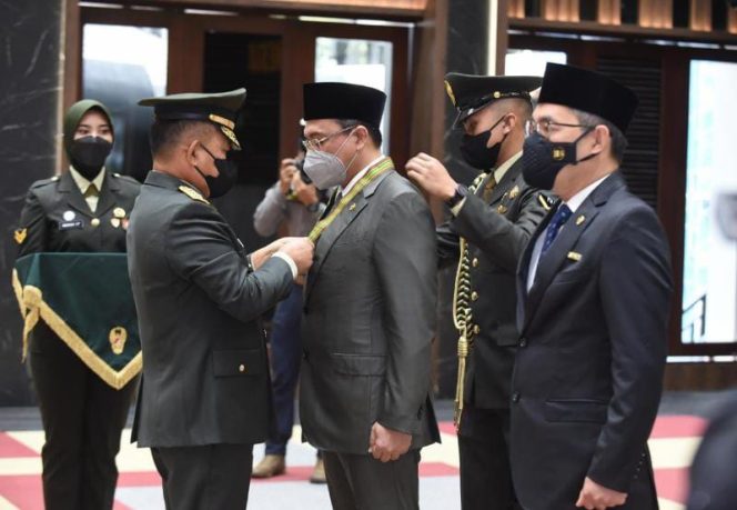 Kasad Jenderal TNI Dudung Abdurachman, S.E, M.M., menganugerahkan Tanda Kehormatan Negara Bintang Kartika Eka Paksi (KEP) Utama kepada Ketua BPK RI Dr. Agung Firman Sampurna, CSFA., CFrA., CGCAE., QGIA (SRIWIJAYADAILY/DISPENAD)