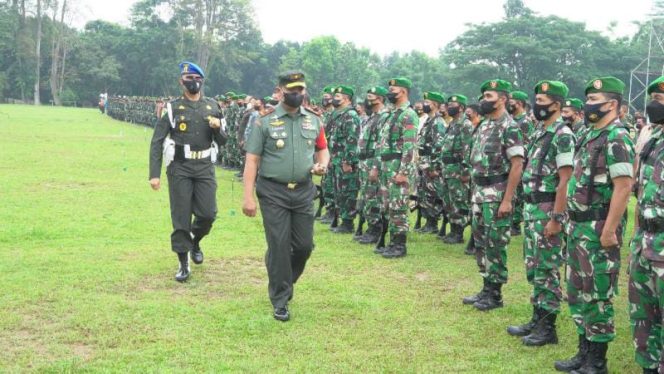Komandan Korem 042/Gapu Brigjen TNI Supriono, S.IP., M.M., periksa  kesiapan pengamanan VVIP kunjungan Presiden Republik Indonesia, Ir. H. Joko Widodo di wilayah Provinsi Jambi (SRIWIJAYADAILY/PENREM GAPU)