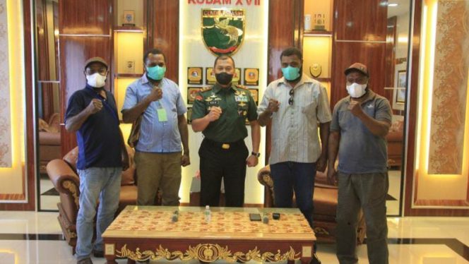 Pangdam XVII/Cenderawasih Mayjen TNI Teguh Muji Angkasa, S.E., M.M menerima kunjungan Ketua Pemuda Tabi Bapak Robert Manggo bersama rombongan  (SRIWIJAYADAILY/PENDAM CENDERAWASIH)