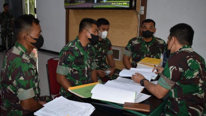 Tim Wasrik Post Audit dari Inspektorat Kodam II/Sriwijaya saat memeriksa produk administrasi staf yang berkaitan dengan anggaran,(SRIWIJAYADAILY/PENREM GAPU)