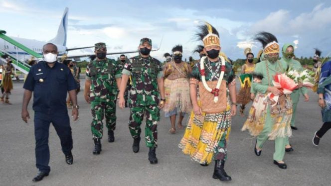 Pangdam XVII/Cenderawasih Mayjen TNI Teguh Muji Angkasa, S.E., M.M Sambut Kunker Kasad Di Wilayah Merauke (SRIWIJAYADAILY/PENDAM CENDERAWASIH)