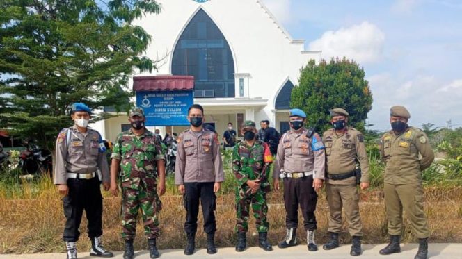Ciptakan Kenyamanan Beribadah, Anggota Koramil Telanaipura bersama aparat POlri dan Satpol PP Bantu Pengamanan Paskah (SRIWIJAYADAILY/WIDI)