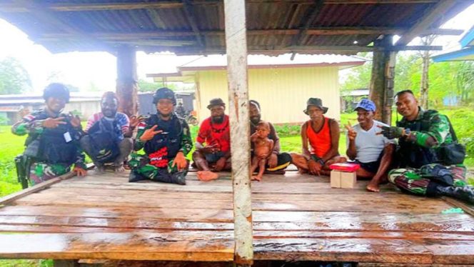 Jalin Tali Silaturahmi, Satgas Yonif R 142/KJ Laksanakan Komsos Dengan Tokoh Masyarakat/ FOTO : Pensatgas Yonif R 142