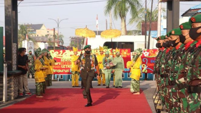 Letkol Kav Muslim Rahim Tompo.,S.H,M.Si.,saat mengikuti tradsii satuan di Makodim 0419/Tanjab (FOTO/DIM TJB)