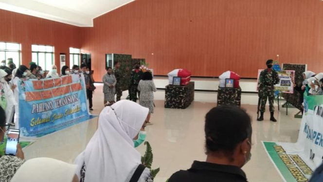 Upacara pelepasan Jenazah Alm. Sertu Eka Andriyanto beserta istrinya Almh. Sri Lestari Indah Putri, Amd. di kantor Air Nav Indonesia, Bandara Sentani (FOTO/PENDAM CENDERAWASIH)