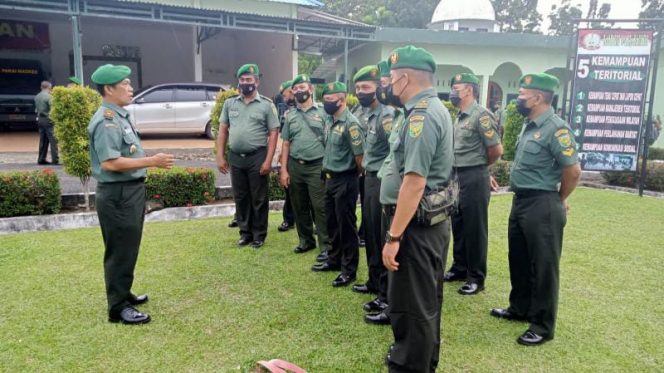 Danramil 09/Telanaipura Ingatkan Prajuritnya Waspada Selama Cuti Lebaran/ FOTO : Widi