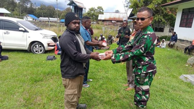 Satgas Yonif Raider 142 Hadiri Penyerahan BLT Di Distrik Bolakme./ FOTO : PEN SATGAS YONIF R 142