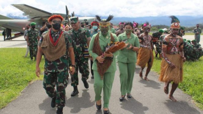 Panglima Kodam XVII/Cenderawasih Mayjen TNI Teguh Muji Angkasa, S.E., M.M., dan Ketua Persit Kartika Chandra Kirana Daerah XVII/Cenderawasih Ny. Erni Teguh Muji Angkasa saat tiba di Bandara Wamena./ FOTO : PENDAM CENDERAWASIH