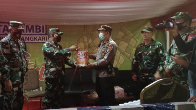 Pengecekan Pos Yan dan Pos Pam serta penyerahan bingkisan Lebaran oleh Dandim 0415/Jambi/ Foto : Beni