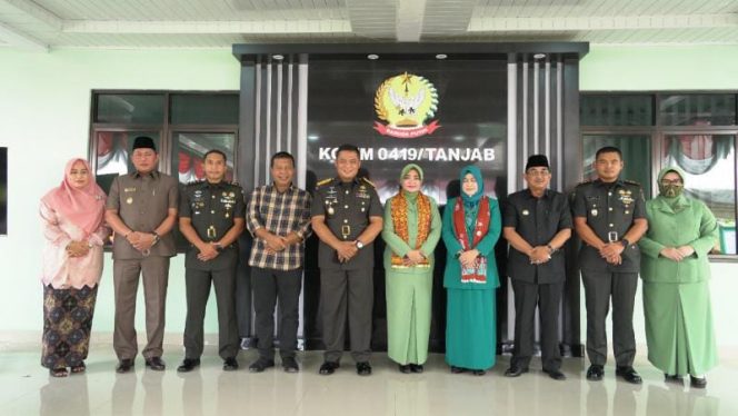 Komandan Korem 042/Gapu Brigjen TNI Supriono, S.IP., M.M dan isteri bersama Bupati Tanjung Jabung Barat H Anwar Sadat, dan Bupati Tanjab Timur H Romi dan Komandan Kodim 0419/Tanjab foto bersama usai meresmikan Kantor Makodim 0419/Tanjab baru (FOTO/PENREM GAPU).