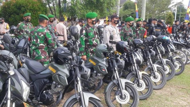 Apel Gelar Pasukan Operasi Ketupat 2022 digelar di lapangan kantor Gubernur Jambi melibatkan beberapa instansi termasuk personel Koramil Telanaipura dilakukan dilapangan kantor Gubernur Jambi, Jum'at (22/04/2022). / FOTO : WIDI 