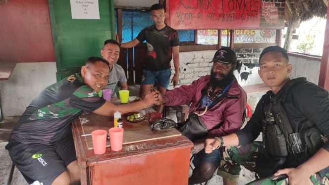 Jalin Silaturahmi, Satgas Pamtas Yonif Raider 142 Gelar Pertemuan Dengan Tokoh Masyarakat Kanggime. / FOTO : PEN SATGAS YONIF R 142