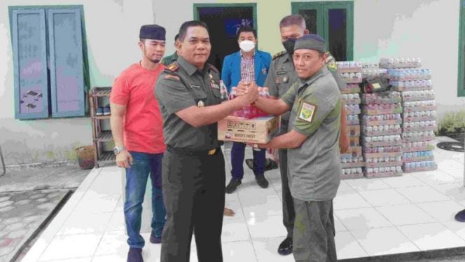Dandim Jambi Kolonel Inf Marsal Deny Serahkan Bingkisan Lebaran ke Awak Media/ FOTO : Unit Inteldim 0415