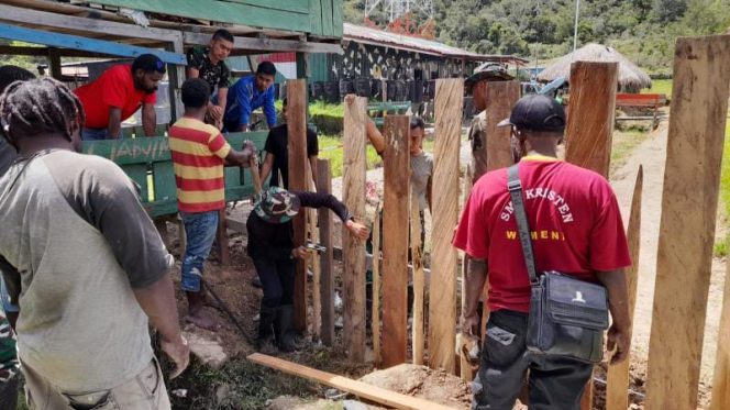 Pos Bolakme Yonif Raider 142 Pasang Pagar Hidup Bersama Masyarakat. Foto : Pen Satags Yonif R 142