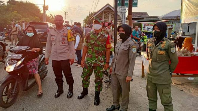 Koramil Telanaipura Bersama Tim Satgas Covid Gelar Patroli Jelang Berbuka Puasa. Foto : Widi/SRIWIJAYADAILY