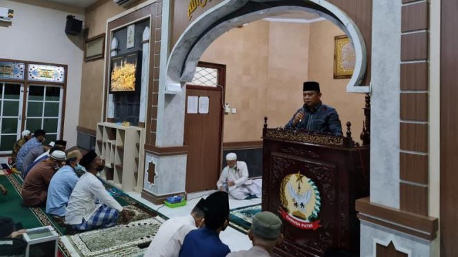 Sholat Tarawih Pertama Di Masjid At Taqwa, Danrem 042/Gapu Ingatkan Jamaah Tetap Patuhi Prokes (PENREM GAPU)