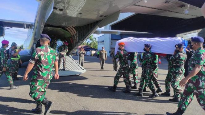 Saat Jenazah Alm. Pratu Mar Dwi Miftahul Ahyar personel Satgas Kodim Mupe Yonif 3 Mar akan diberangkat dari Lanud Timika dengan Pesawat Udara TNI AU CN-235. / FOTO : PENDAM CENDERAWASIH