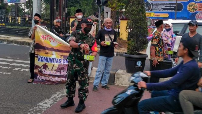 Babinsa Ramil Telanaipura Bersama Masyarakat Berbagi Takjil Di Bulan Ramadhan/ FOTO : WIDI