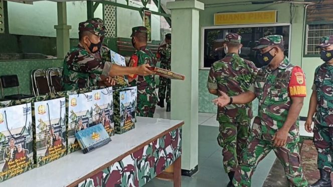 Anggota Koramil Telanaipura Terima Bingkisan Idul Fitri Dari Dandim Jambi/ FOTO : WIDI