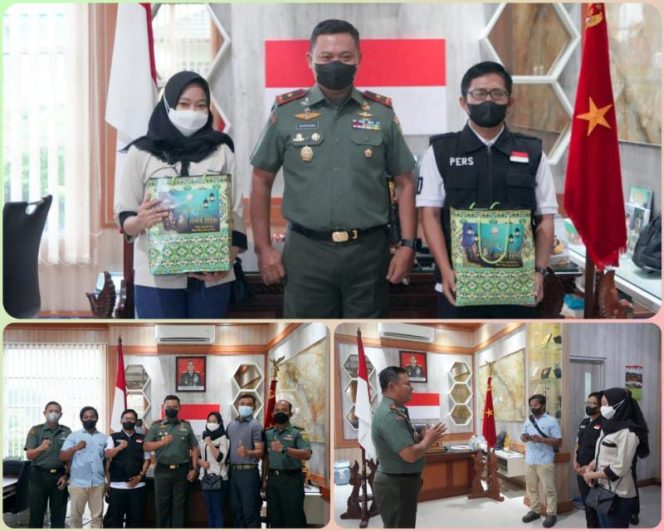 Pererat Kemitraan, Danrem 042/Gapu Bagikan Bingkisan Lebaran Kepada Awak Media/ FOTO : PENREM 042