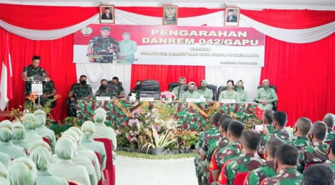 Komandan Korem 042/Gapu Brigjen TNI Supriono, S.IP., M.M., memberikan pengarahan kepada 100 orang perwakilan Prajurit dan Persit Kodim 0420/Sarko di Aula Makodim (SRIWIJAYADAILY/PENREM GAPU)
