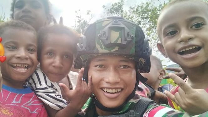 Senyum anak-anak Papua adalah senyum kami juga./ FOTO : PEN SATGAS YONIF R 142 