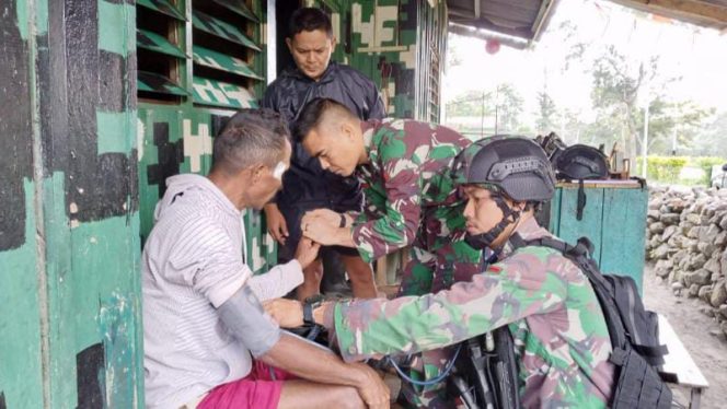 Satgas Pamtas RI-PNG Kewilayahan Kab. Yalimo Yonif Raider 142/KJ Bantu Layanan Kesehatan Masyarakat Di Perbatasan (SRIWIJAYADAILY/PEN 142)