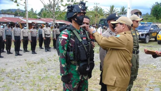 Satgas Yonif Raider 142 Ikuti Apel Gelar Pasukan Operasi Ketupat Cartenz 2022./ FOTO : PEN SATGAS YONIF R 142
