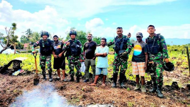 Jalin Kemanunggalan Dengan Rakyat, TNI Diperbatasan Bantu Warga Bercocok Tanam/ Pensatags Yonif R 142 