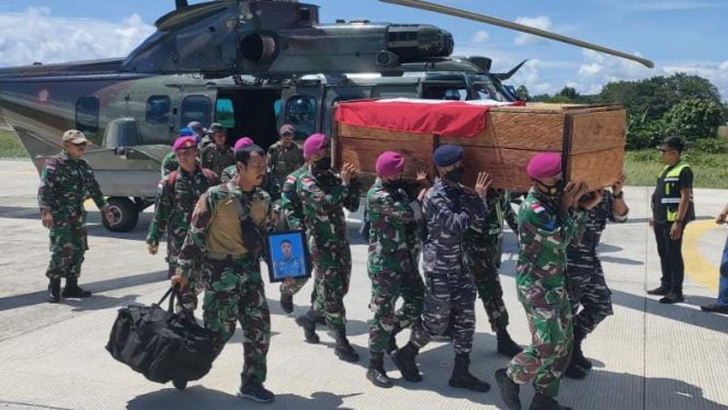Evakuasi korban Alm. Pratu Mar Dwi Miftahul Ahyar dari Kotis Satgas Kodim Mupe Yonif 3 Mar, Distrik Kenyam, Kabupaten Nduga menggunakan Heli Caracal. /FOTO : PENDAM CENDERAWASIH