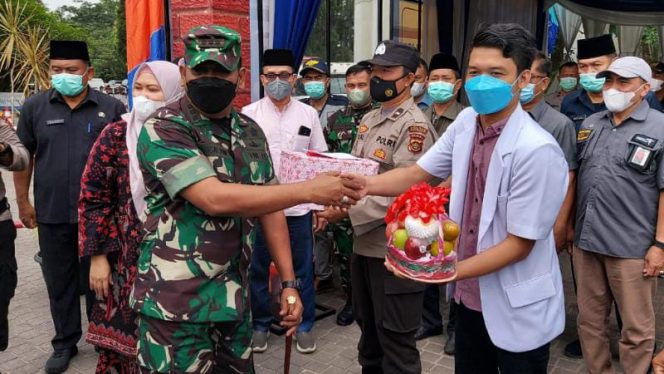Dandim 0415/Jambi berikan paket bingkisan kepada personil pengamanan Hari Raya Idul Fitri 1443 H di wilayah Kodim 0415 Jambi/ Foto : Beni.