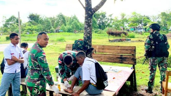 Respon Cepat Tim Kesehatan Satgas Yonif Raider 142/KJ Untuk Memeriksa Kesehatan Warga Di Perbatasan./ FOTO : PEN SATGAS YONIF R 142
