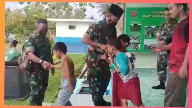 Ramadhan Berbagi, Danramil Telanaipura Bagi – Bagi Takjil Untuk Anak Panti/ FTO ; WIDI